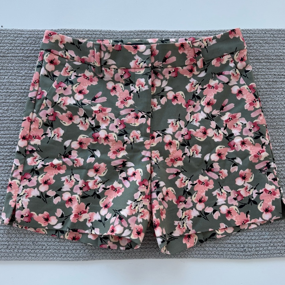 White House Black Market Olive Green Pink Floral The 5” Short Size 00